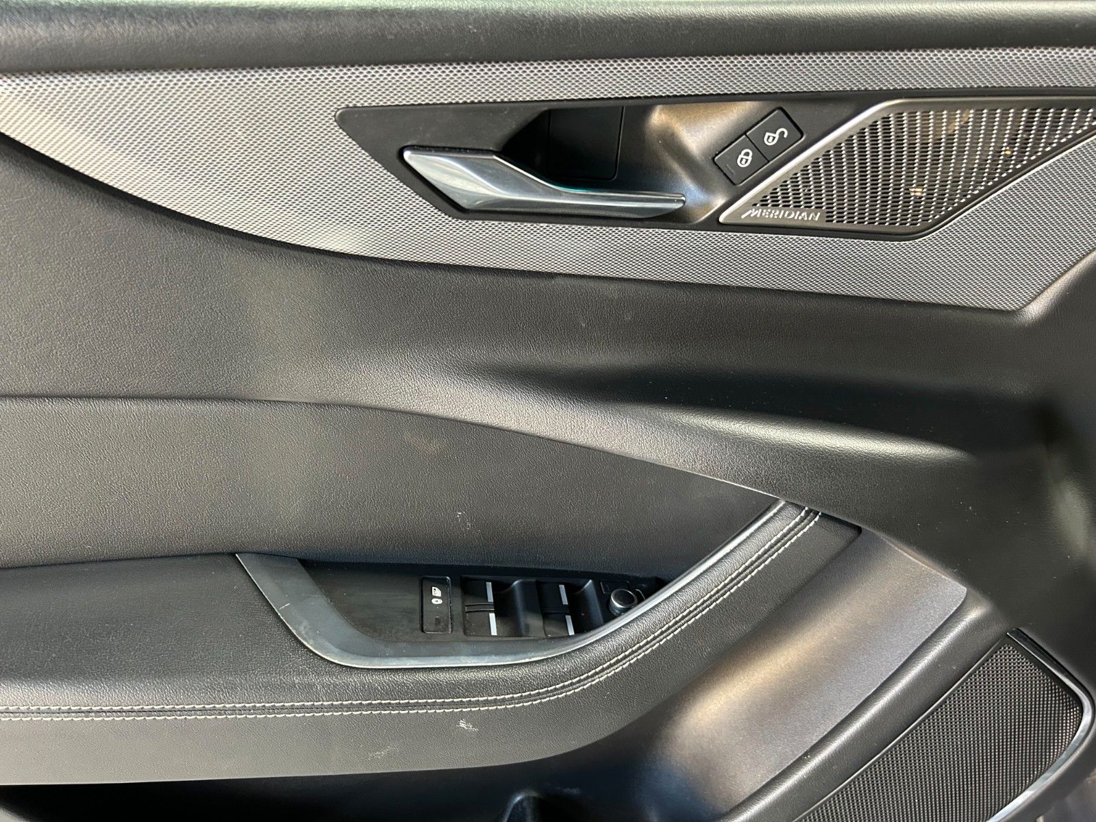 Fahrzeugabbildung Jaguar XE R-Dynamic SE AWD/HEAD-UP/KAMERA/NAVI/APPLE
