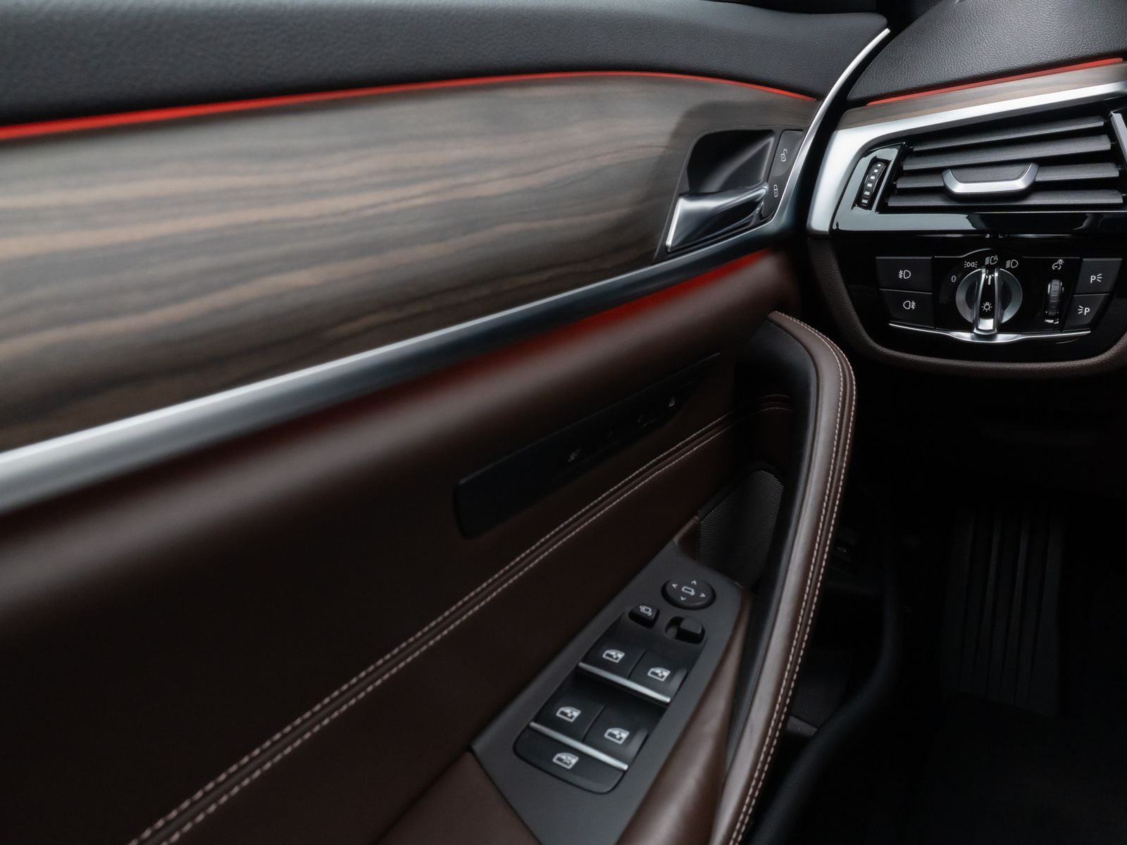 Fahrzeugabbildung BMW 530i xD Luxury Line Panorama 360°HUD H/K Massage
