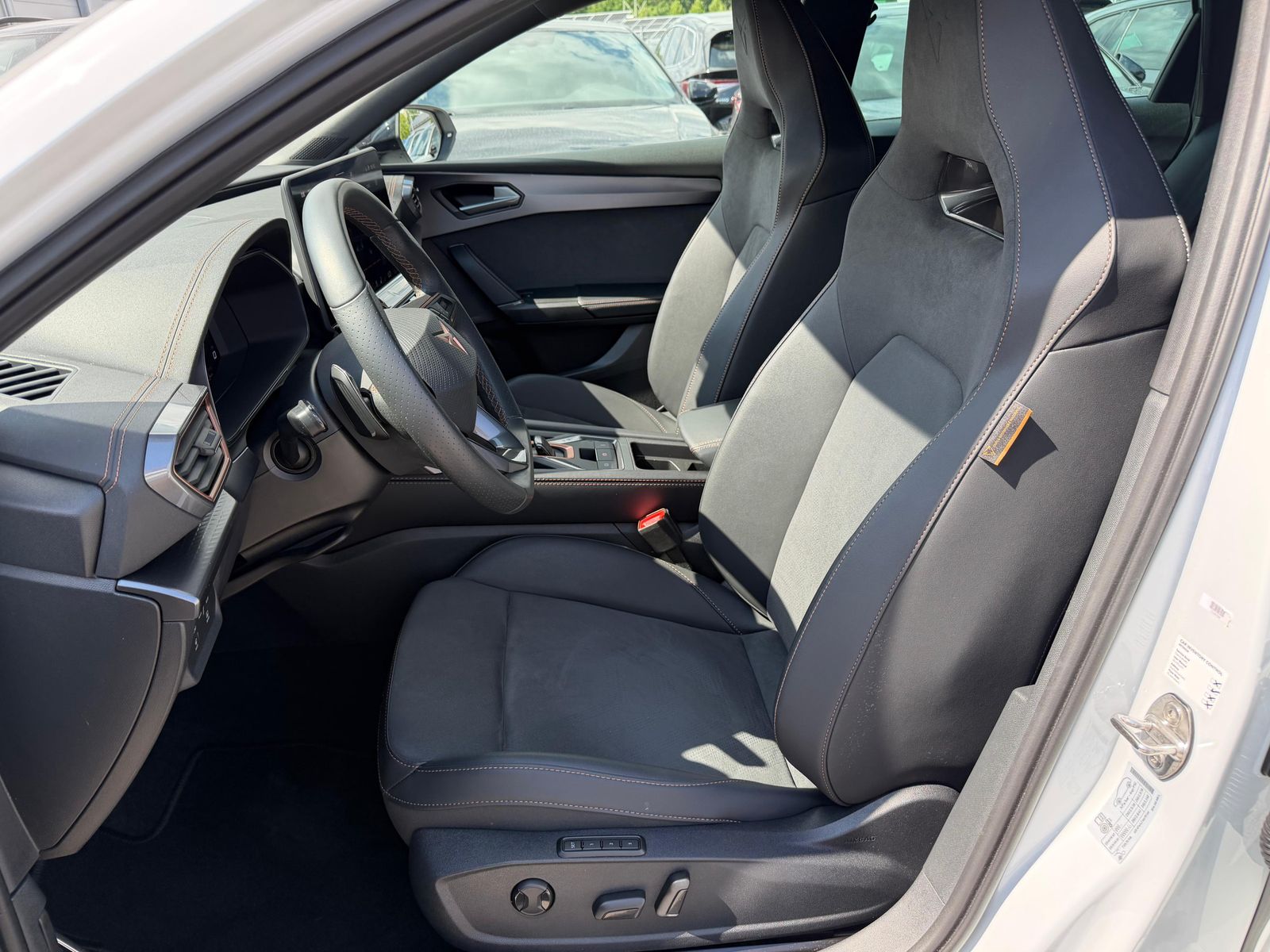 Fahrzeugabbildung CUPRA Leon 1.5 eTSI DSG AHK*DYNAMICA*EDGE*LED*5JGARAN.