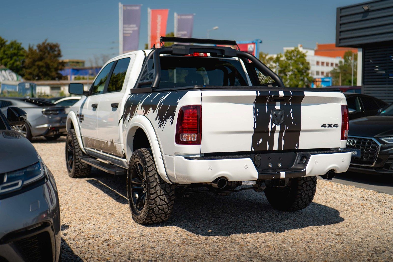 Fahrzeugabbildung Dodge RAM 5.7 V8 HEMI 4x4 OFFROAD Night-Paket *LED*19%