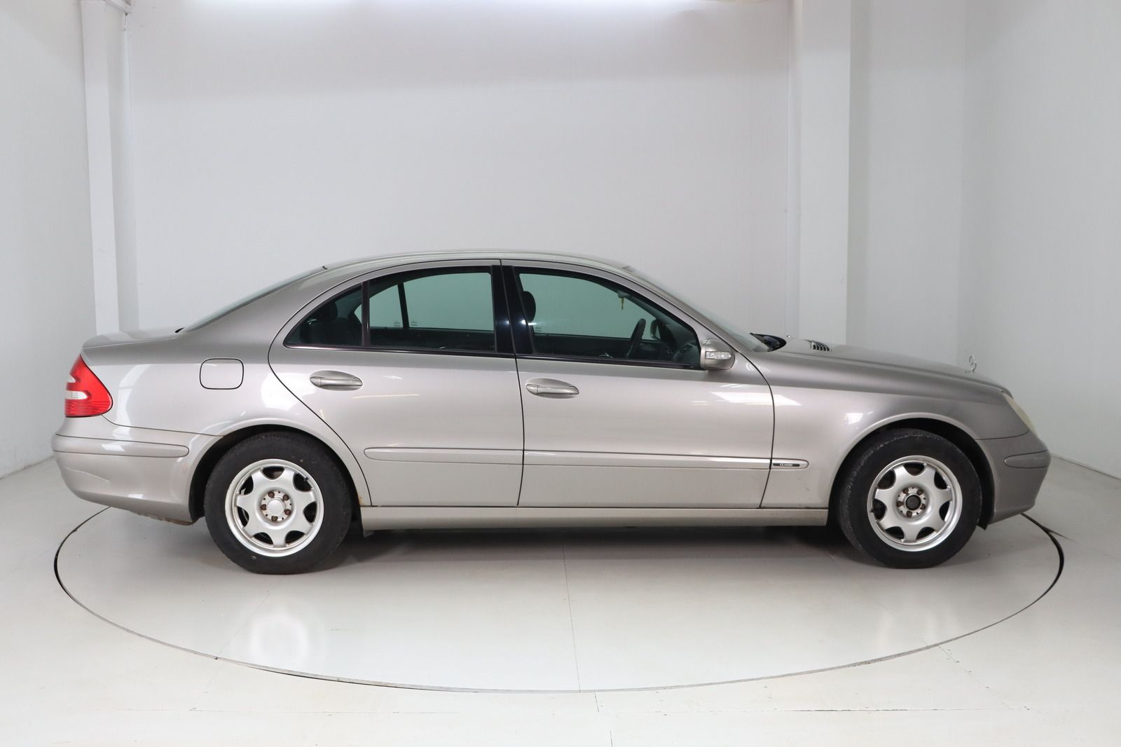 Fahrzeugabbildung Mercedes-Benz E 200 KOMPRESSOR Automatik * Klimaautom. *