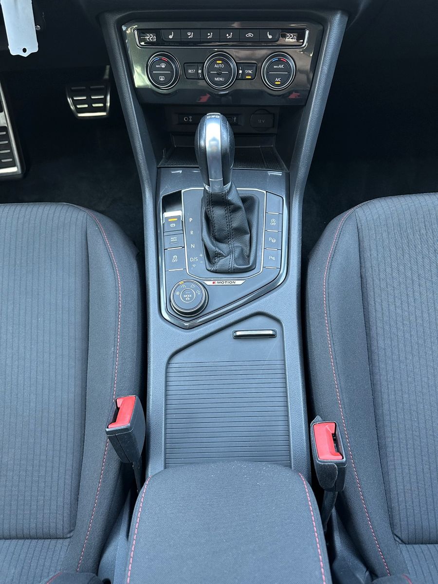Fahrzeugabbildung Volkswagen Tiguan 2.0 TDI DSG 4M Sound NAV+LED+AHK+PANORAMA