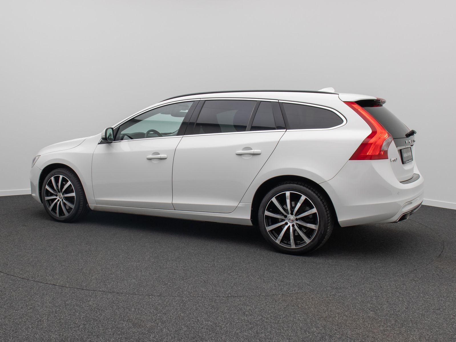 Fahrzeugabbildung Volvo V60 Summum AWD Kamera ACC GSD Memory TotwinkelAs