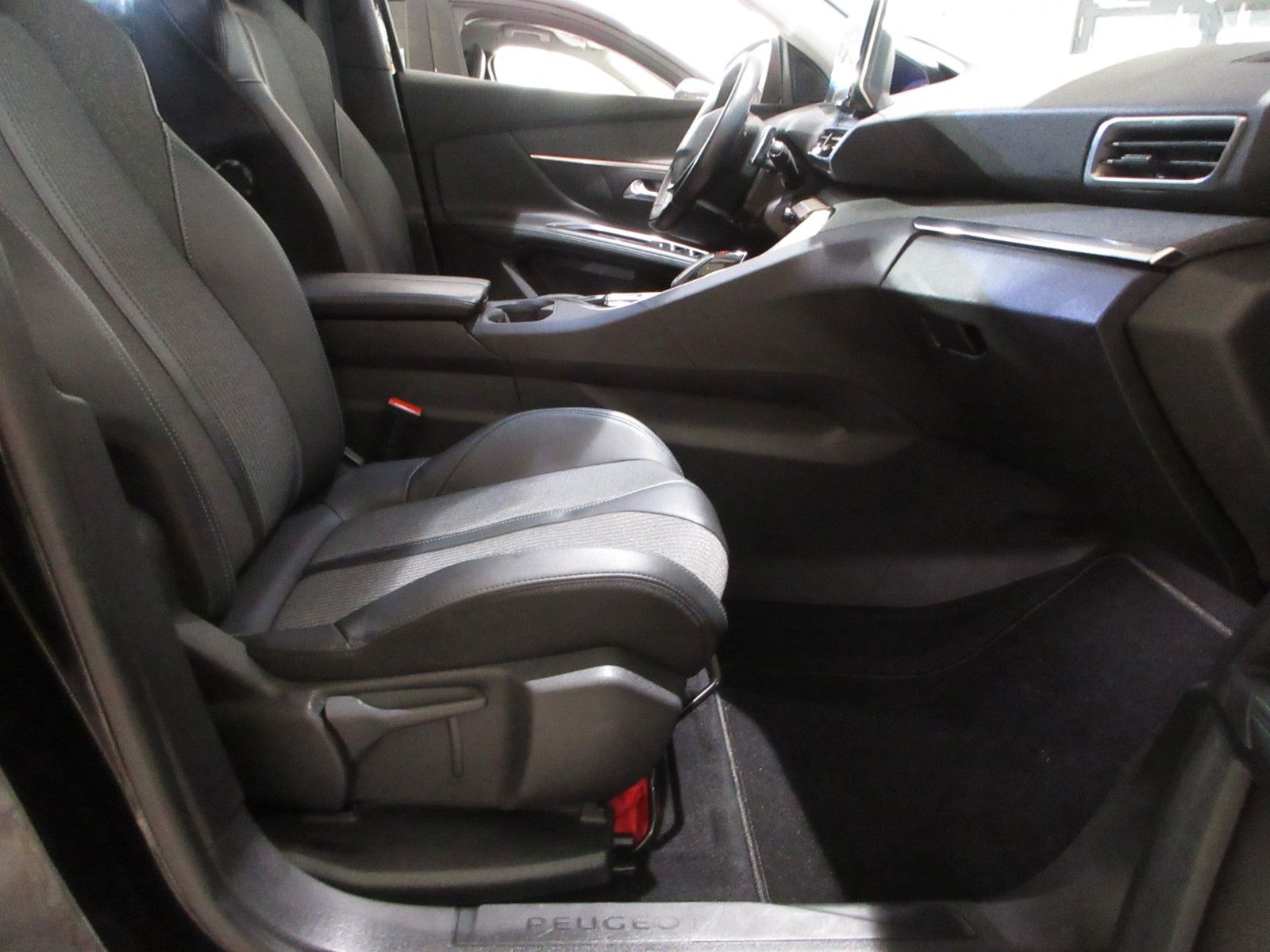 Fahrzeugabbildung Peugeot 5008 Allure Pack 1.5D LED/NAVI/AHK/PDC/R´CAM