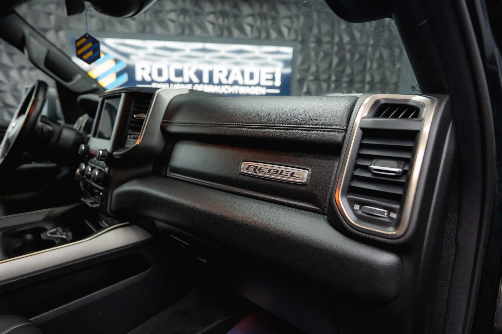 Fahrzeugabbildung Dodge RAM 5.7 V8 HEMI 4x4 REBEL OFFROAD Night AxleLock