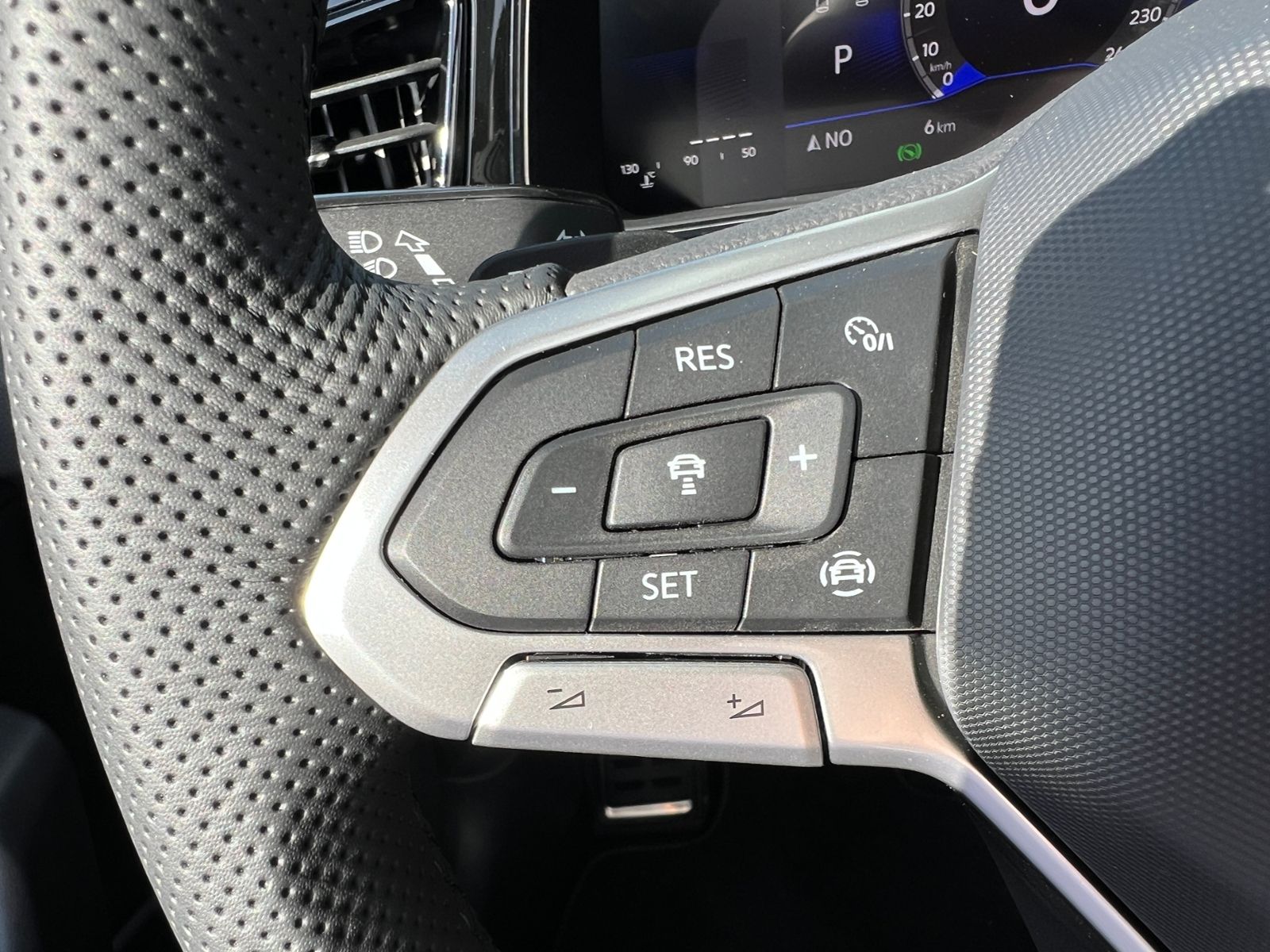 Fahrzeugabbildung Volkswagen T-Roc Cabriolet  R-Line 1.5 TSI DSG *AHK, Black