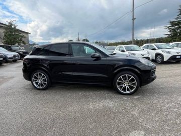 Porsche Cayenne - 2