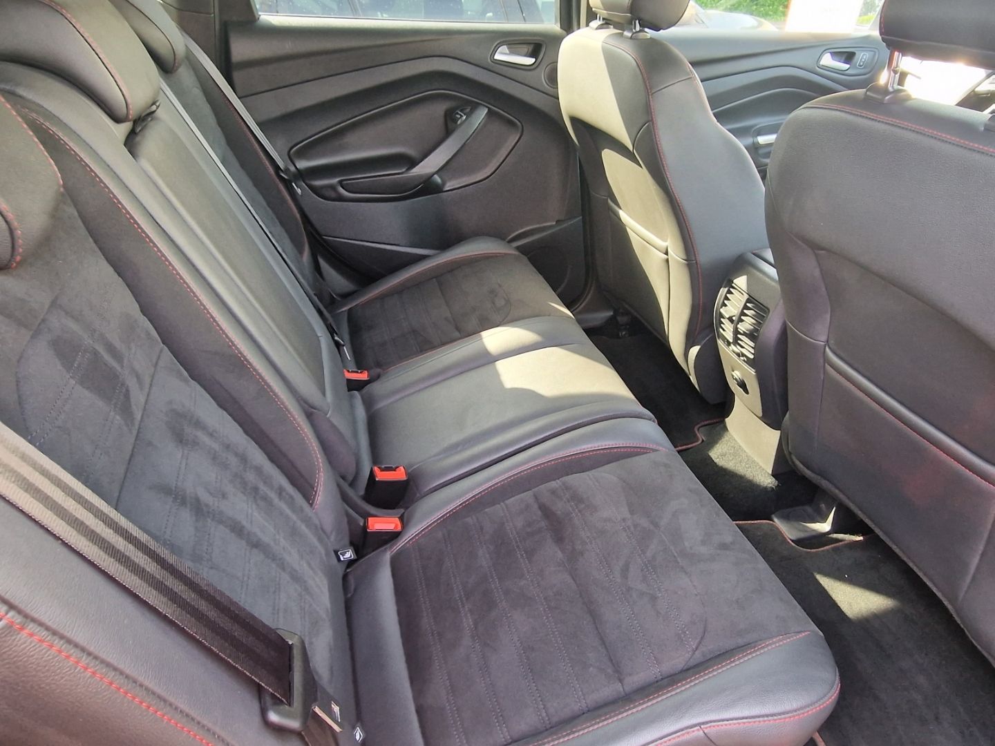 Fahrzeugabbildung Ford Kuga ST-Line Navi Bi-Xenon El. Heckklappe AHK 4x