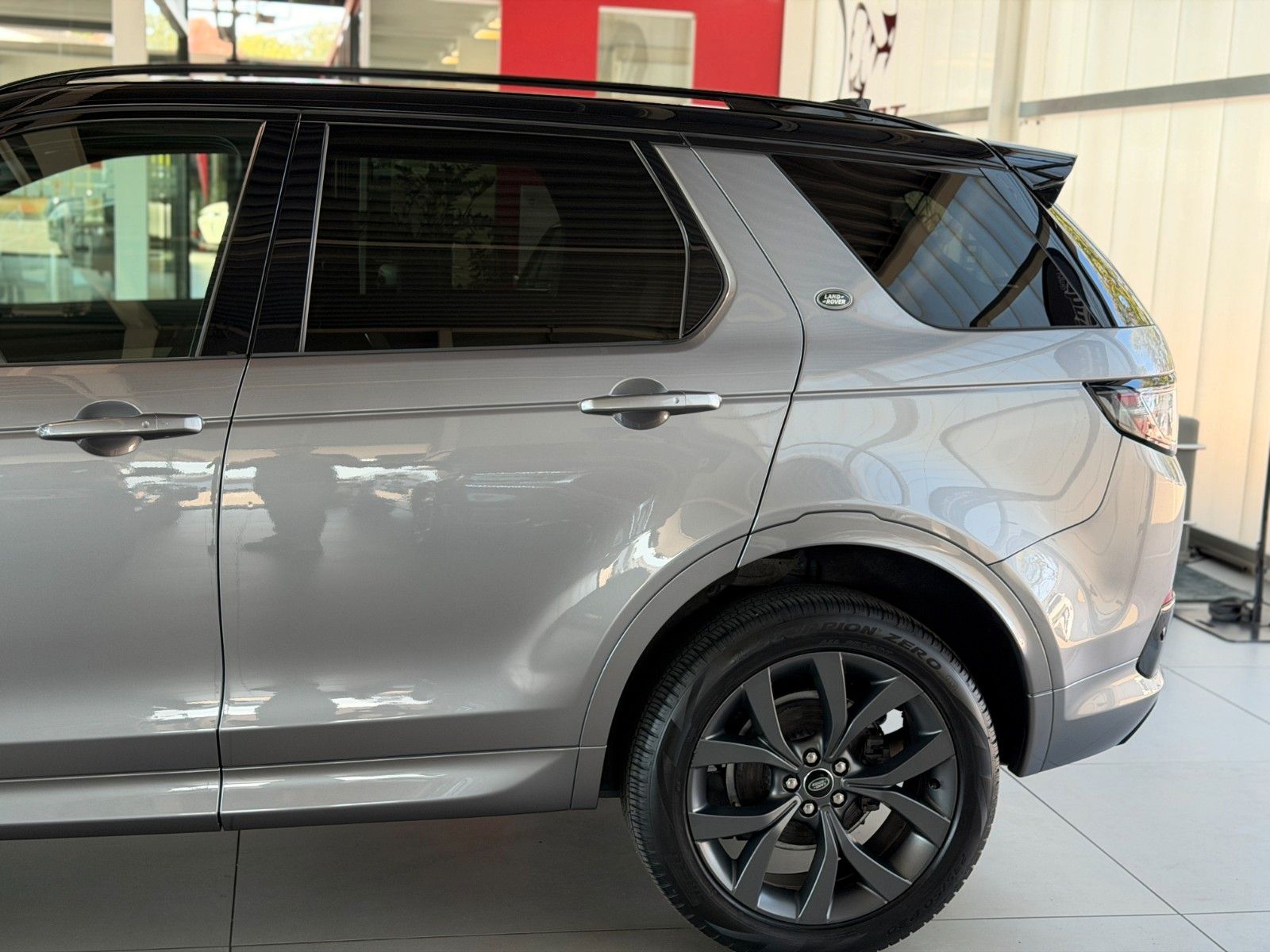 Fahrzeugabbildung Land Rover Discovery Sport 2.0 D 165 R-Dynamic SE AWD