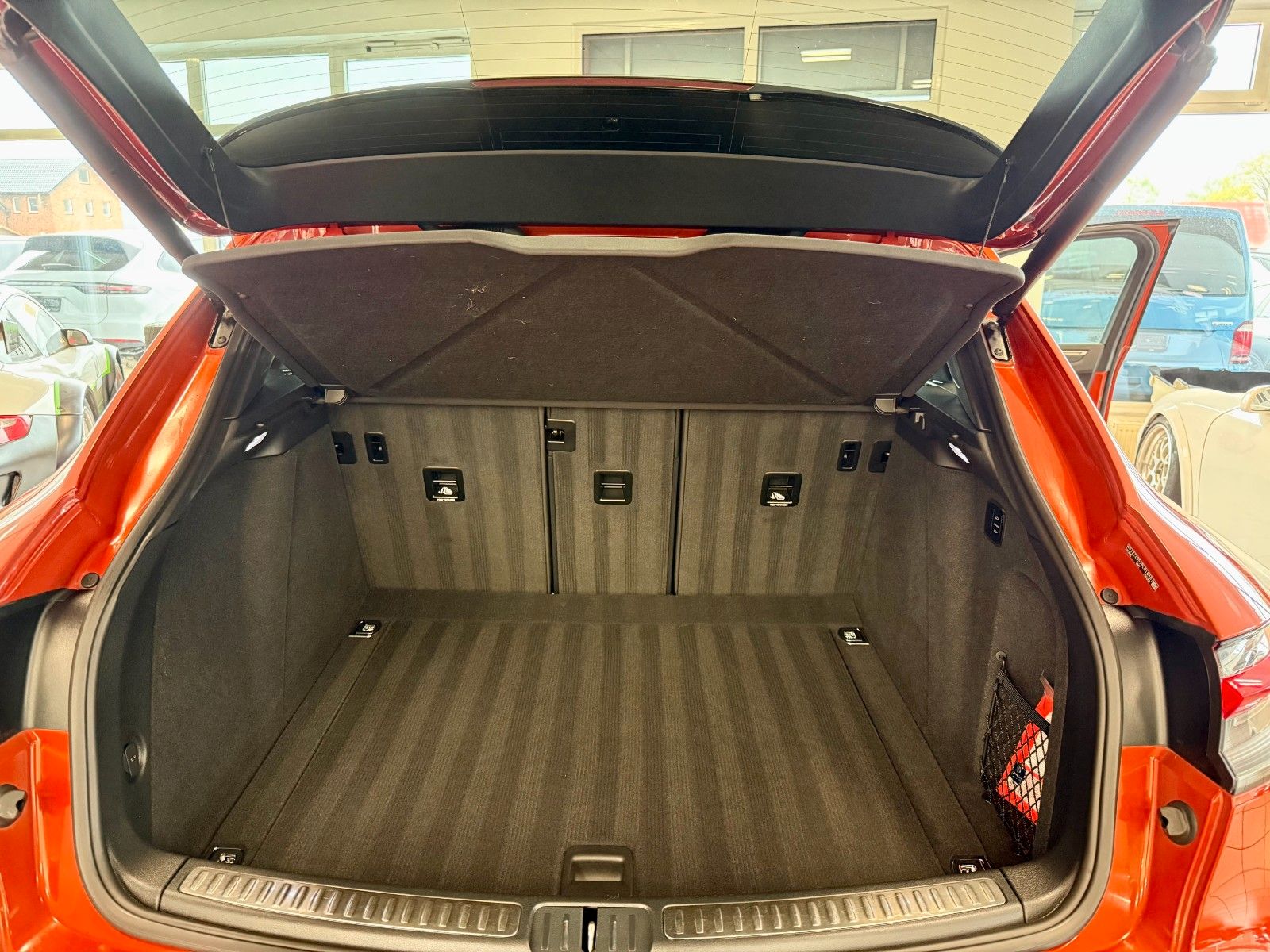 Fahrzeugabbildung Porsche Macan Luftfederung/Panorama/Keyless/21Zoll/BOSE