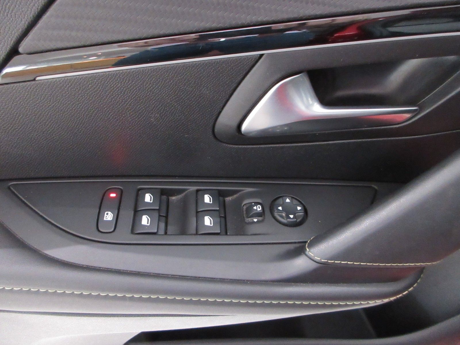 Fahrzeugabbildung Peugeot 208 GT Pack LED/NAVI/SHZ/PANO/HEADUP/PDC/17"