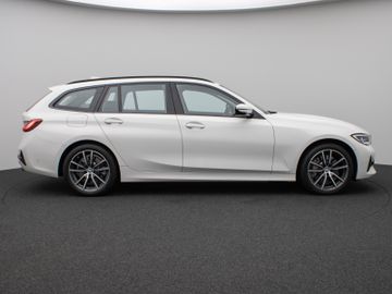 Fahrzeugabbildung BMW 330e xDr Tour Sport Line ACC HUD Pano HiFi Laser