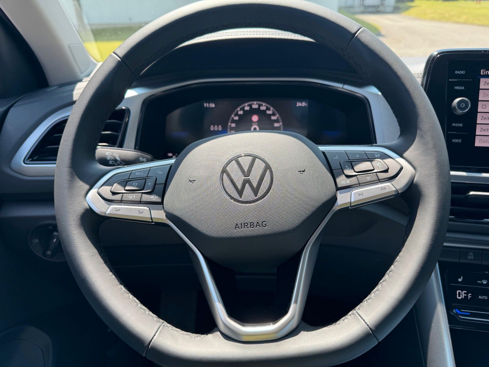Fahrzeugabbildung Volkswagen T-Roc 1.5 TSI OPF DSG Life + ACC+AHK+BHZ LENKRAD