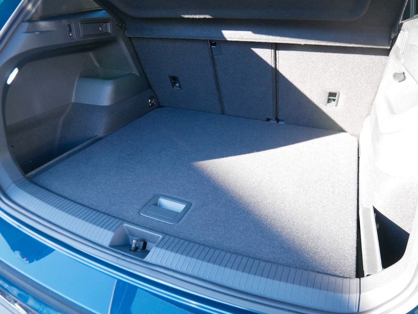 Fahrzeugabbildung Volkswagen Tiguan 2.0 R-Line NEU63T DSG AHK Kamera Matrix