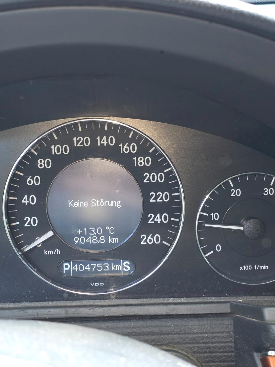 Mercedes-Benz E320 2004 — вигляд ззаду
