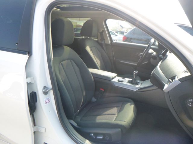 Fahrzeugabbildung BMW 320d Touring >HeadUp/AHK/LED/PANO/PDC/SHZ<