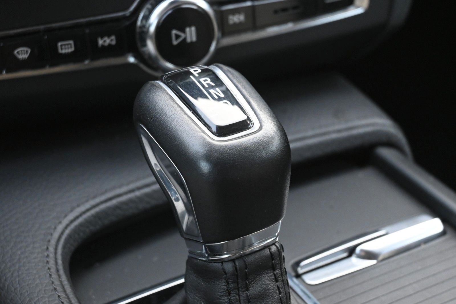Fahrzeugabbildung Volvo S 90 T5 Lim*Mom*LED*Navi*STHZ*Miete*MIETKAUF