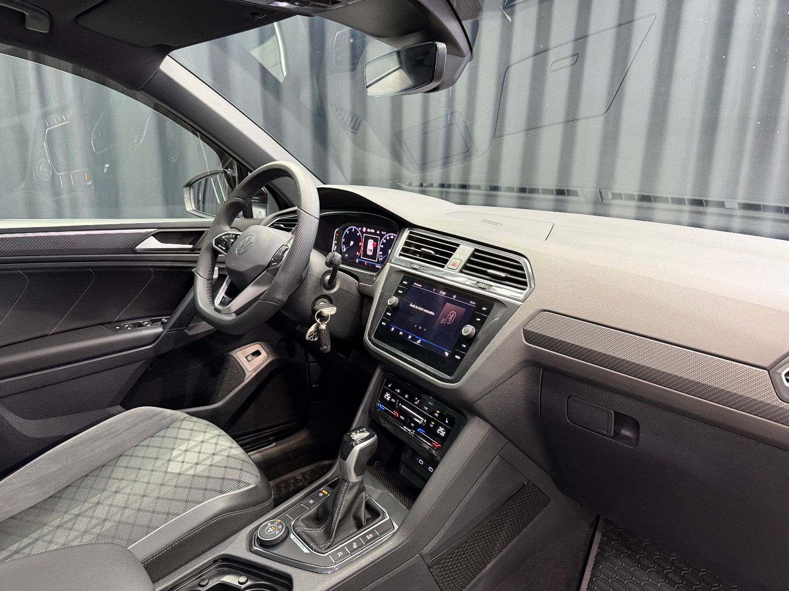 Fahrzeugabbildung Volkswagen Tiguan R-Line 4Motion|PANORAMA|360°-KAMERA|ACC