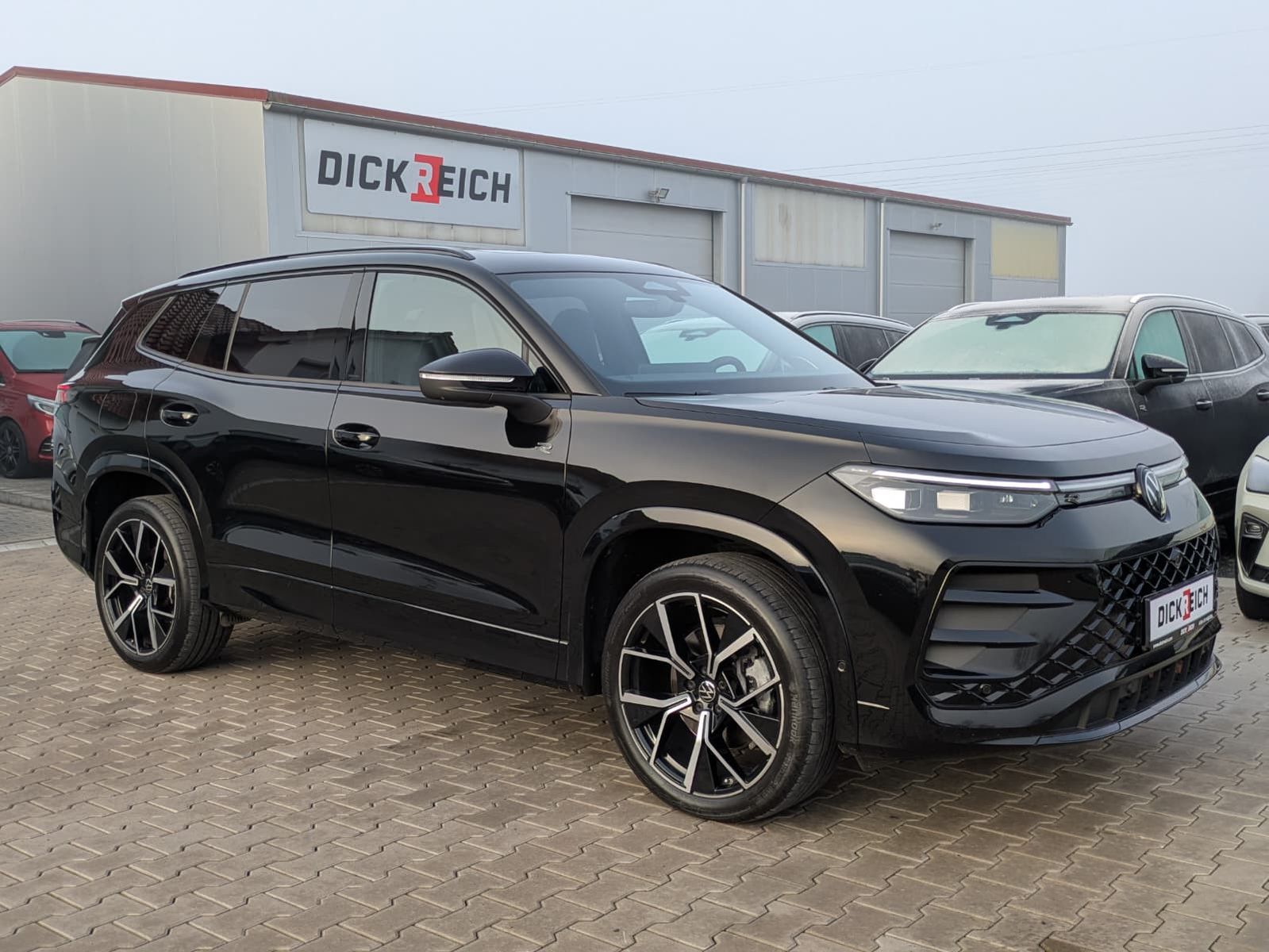 Fahrzeugabbildung Volkswagen Tayron 2.0 TDI 4M R-Line BLACK*7Si*MATRIX*PANO