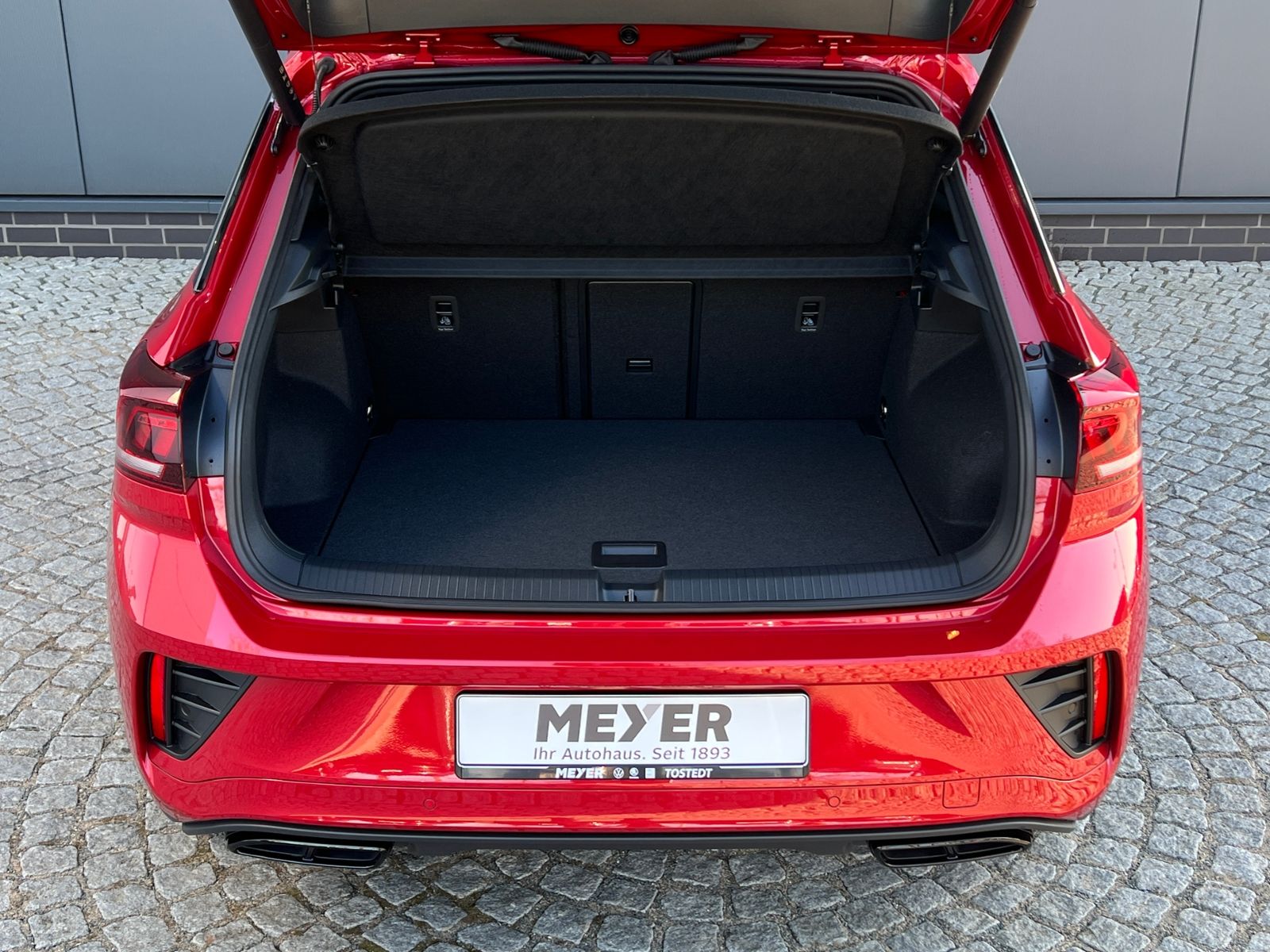 Fahrzeugabbildung Volkswagen T-Roc R-Line 1.5 TSI DSG *AHK, Pano, Black Style