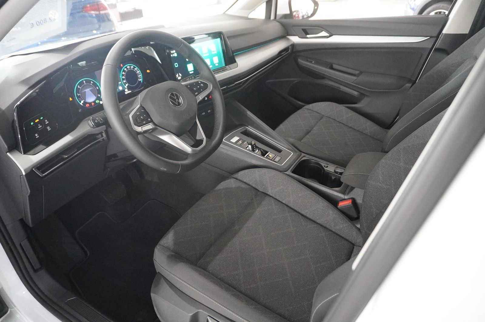 Fahrzeugabbildung Volkswagen Golf VIII Lim. 2.0 TDI LIFE DSG NAVI/LED/VIRTU.