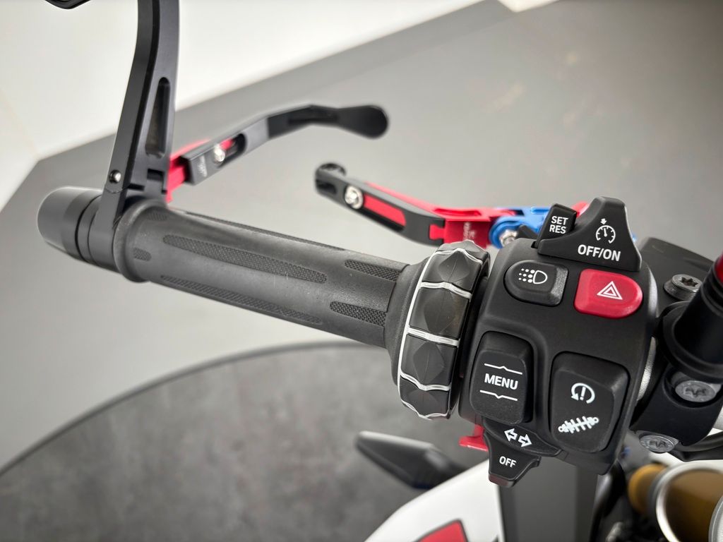 Fahrzeugabbildung BMW F900 R *TOP-AUSSTATTUNG *1. HAND *ARROW