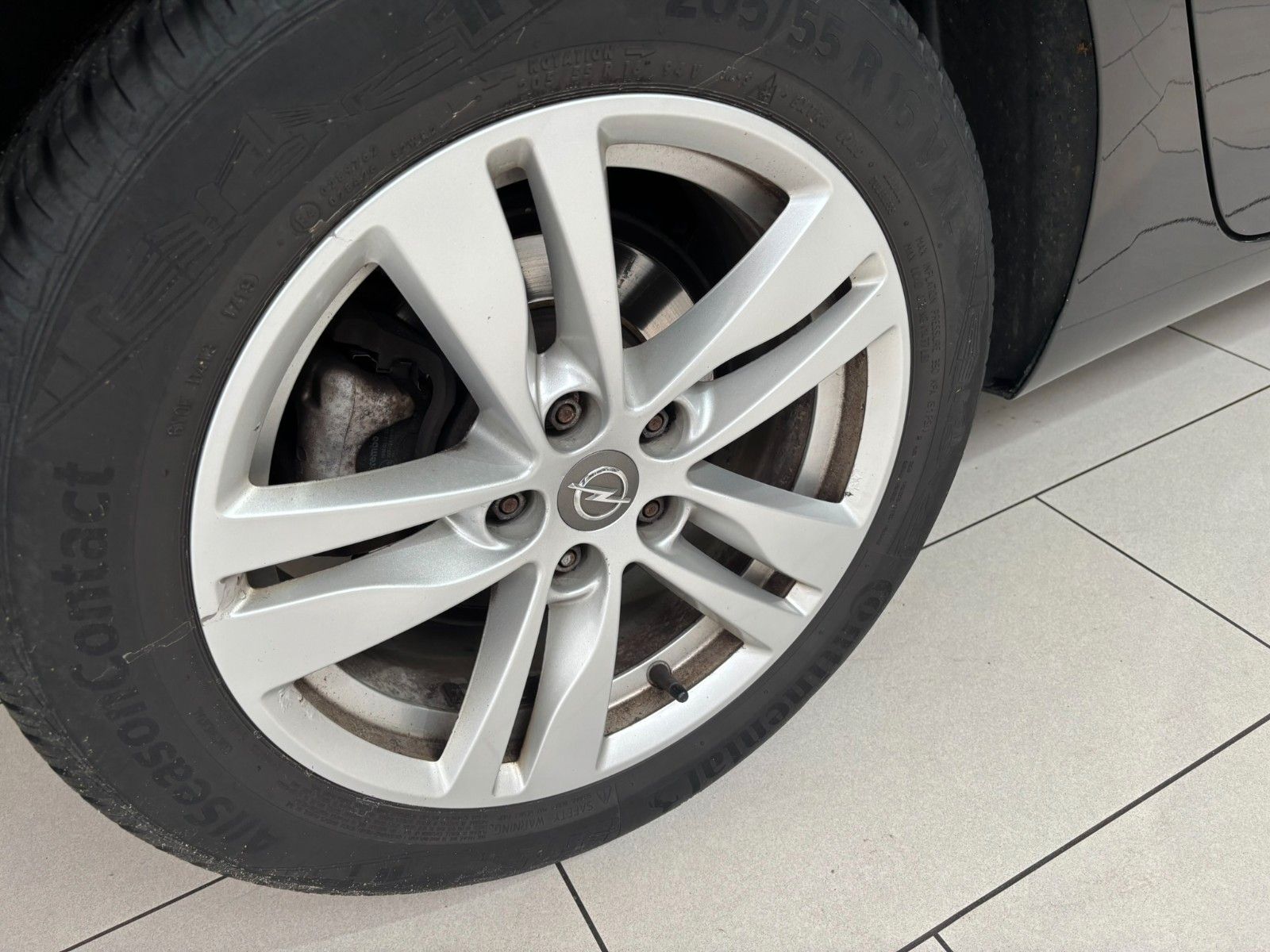 Fahrzeugabbildung Opel Astra K 1.4T 120-JAHRE KAMERA/SHZ/LHZ/ALU/ALLWET