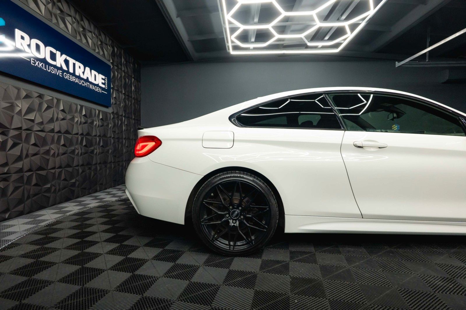 Fahrzeugabbildung BMW 420i M Sport Coupe Shadow Line Performance LCI
