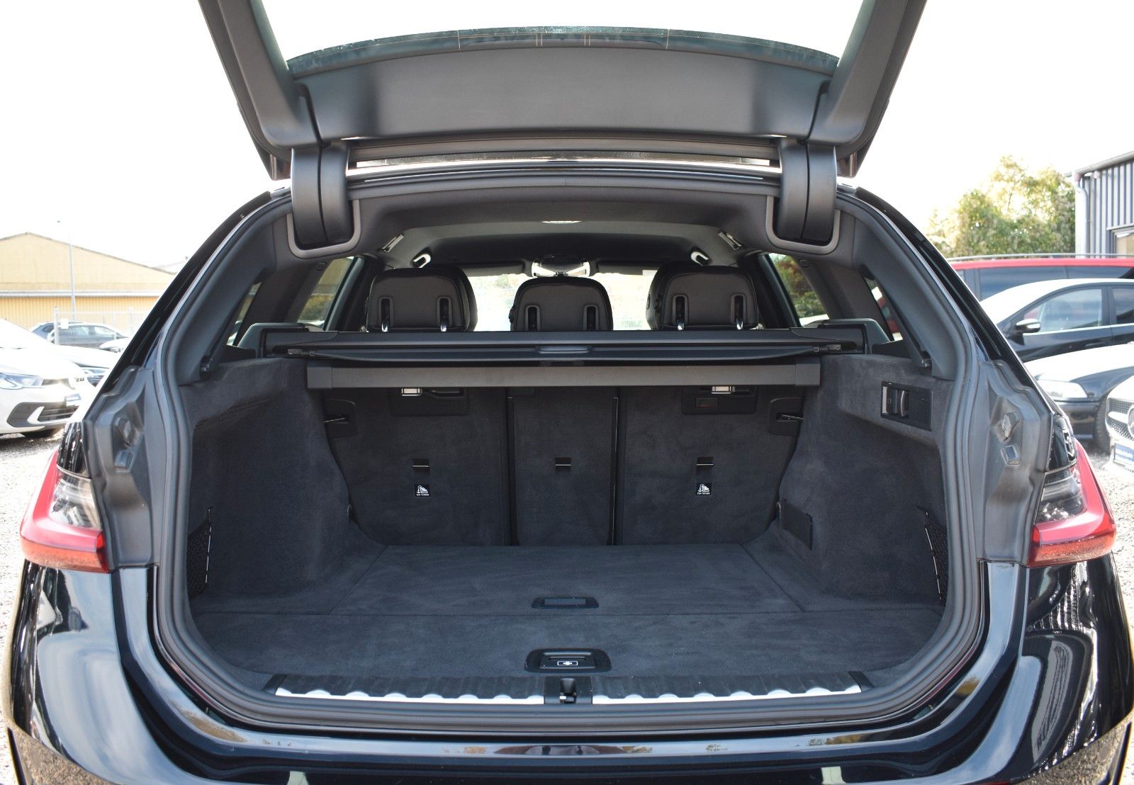 Fahrzeugabbildung BMW 318d Touring SPORT-L/M-SPORT/SHADOW/LED/DAB/PDC