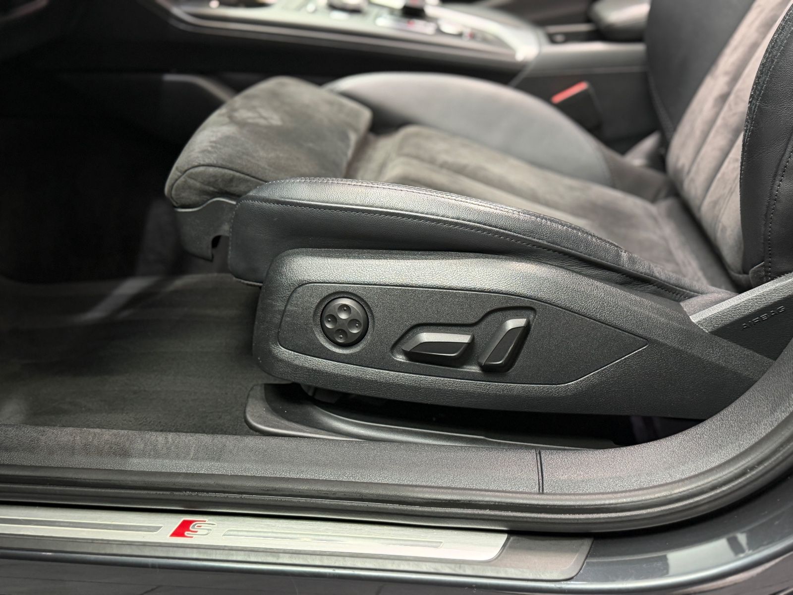 Fahrzeugabbildung Audi A4 Avant g-tron sport|S-LINE|S-TRONIC|HEAD-UP|