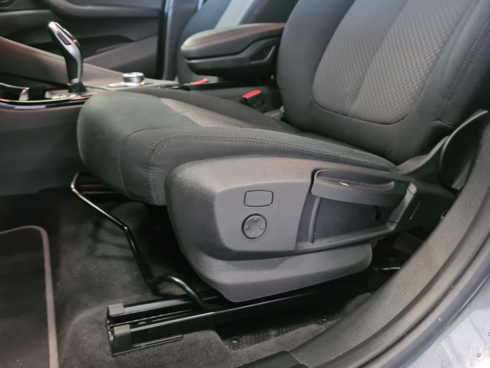 Fahrzeugabbildung BMW X2 sDrive 18 d / KAMERA / NAVI / LED