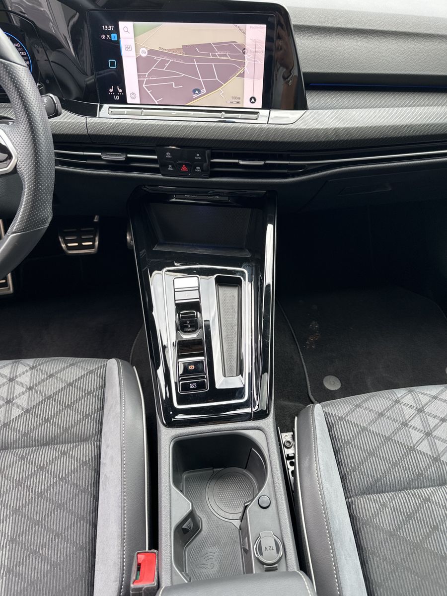 Fahrzeugabbildung Volkswagen Golf 2.0 TDI DSG R-Line NAV+LED+PANO+SHZ+V-COCK