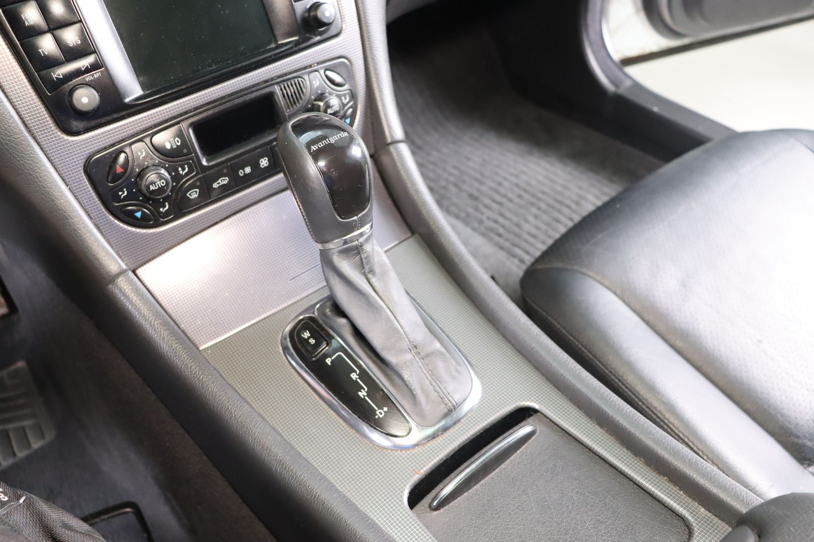 Fahrzeugabbildung Mercedes-Benz C 320 AVANTGARDE 1. Hand * Xenon * Leder * Navi