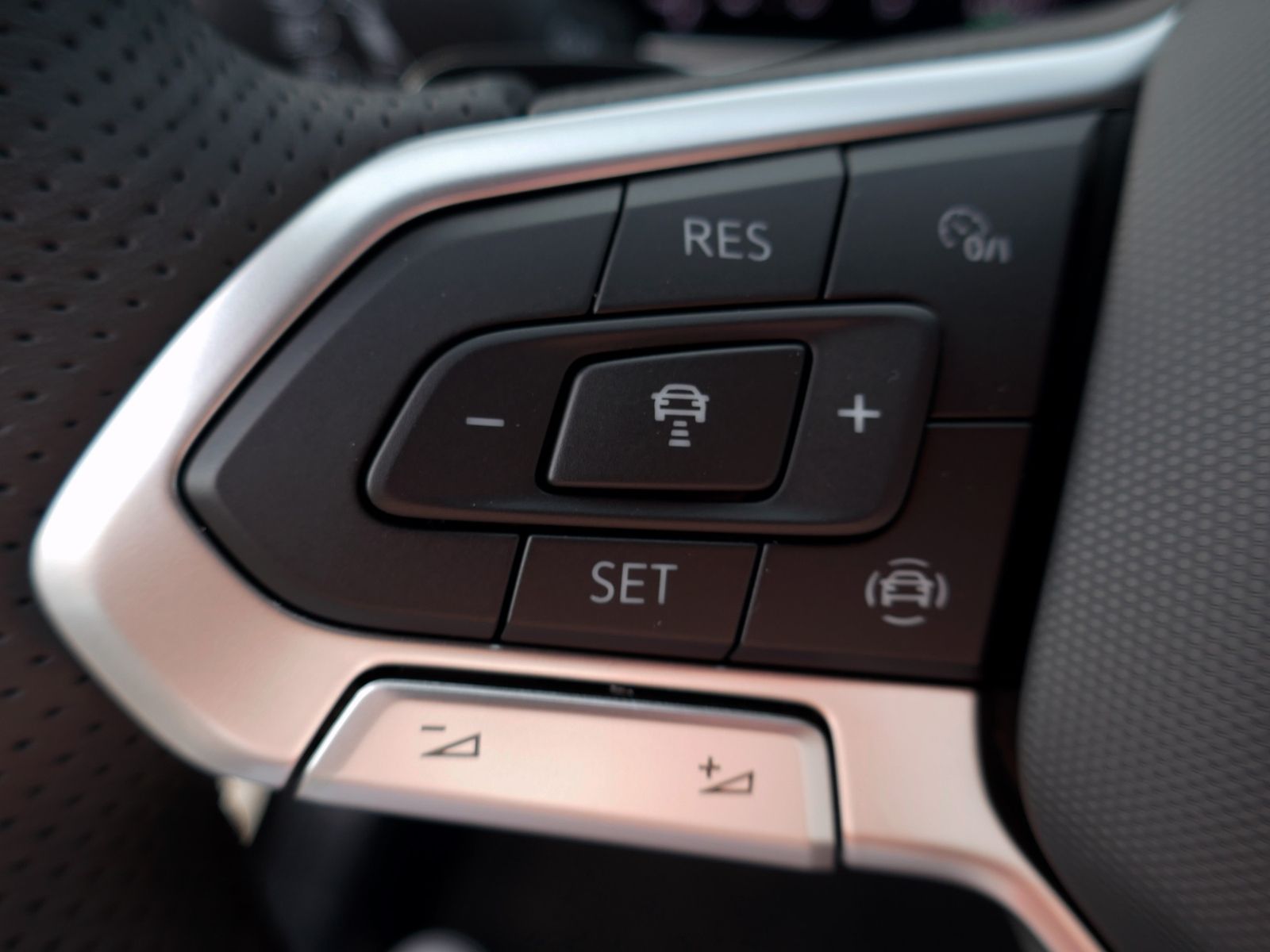 Fahrzeugabbildung Volkswagen T-Roc R-Line 1.5 TSI DSG | LED AHK RFK ACC