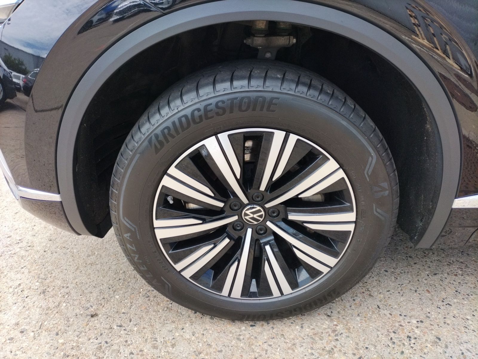 Fahrzeugabbildung Volkswagen Touareg Elegance 4M eHybrid LED PANO AHK SHZ PDC