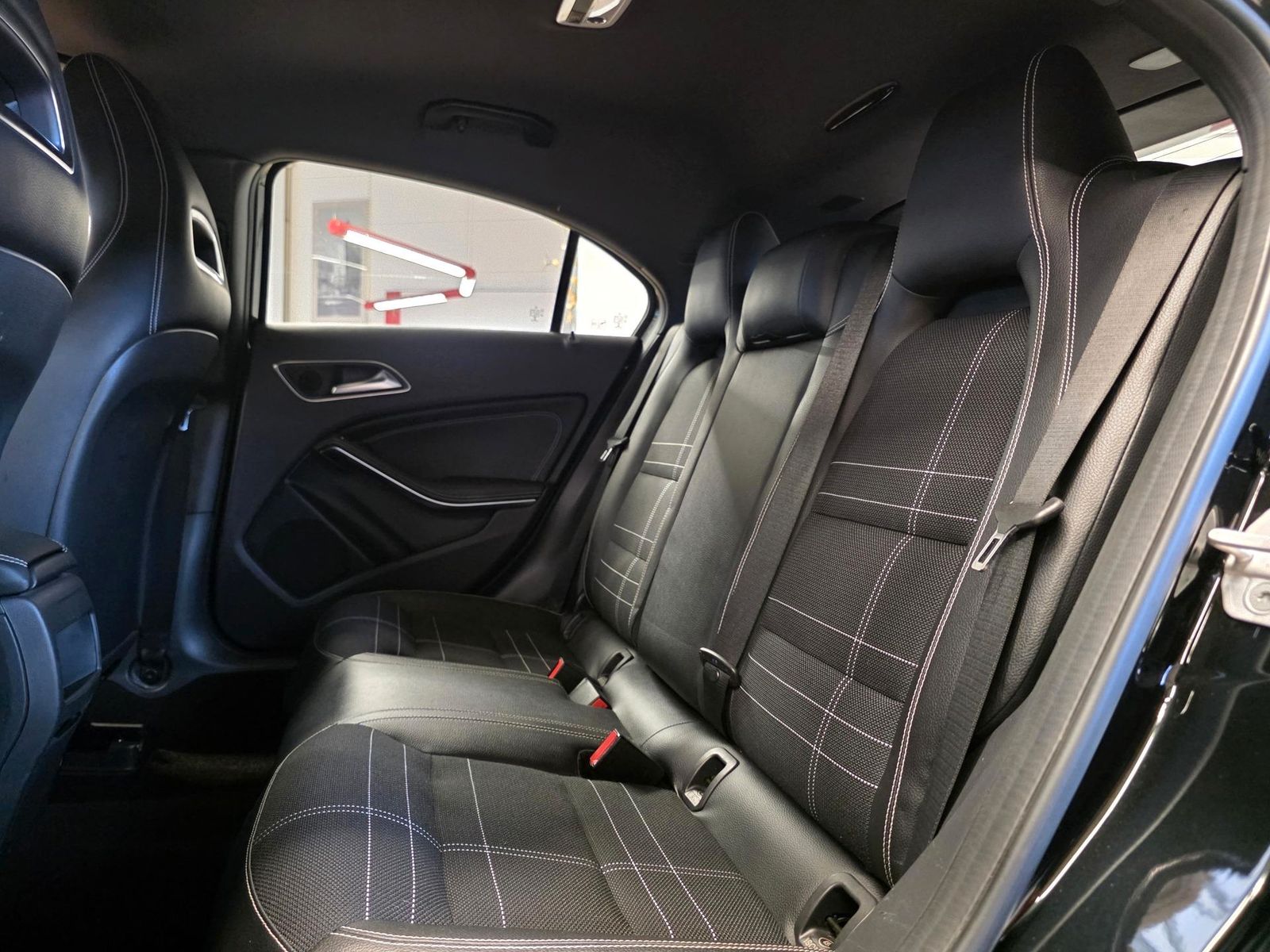 Fahrzeugabbildung Mercedes-Benz A180 Automatik /BiXenon/Navi/Teilleder/Park-As.