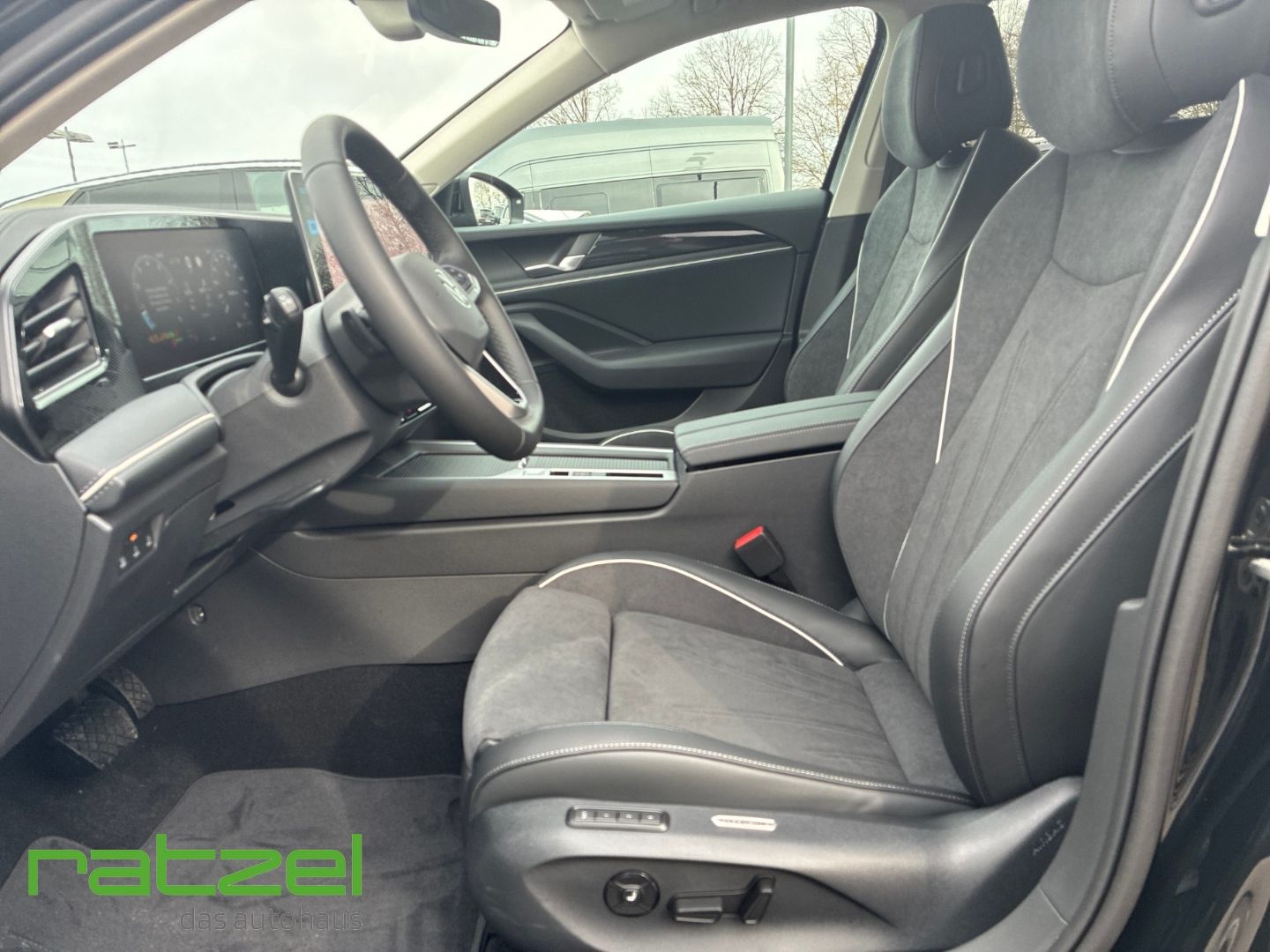 Fahrzeugabbildung Volkswagen Passat BUSINESS 1.5 eTSI +8-fach+LED+360°Kam