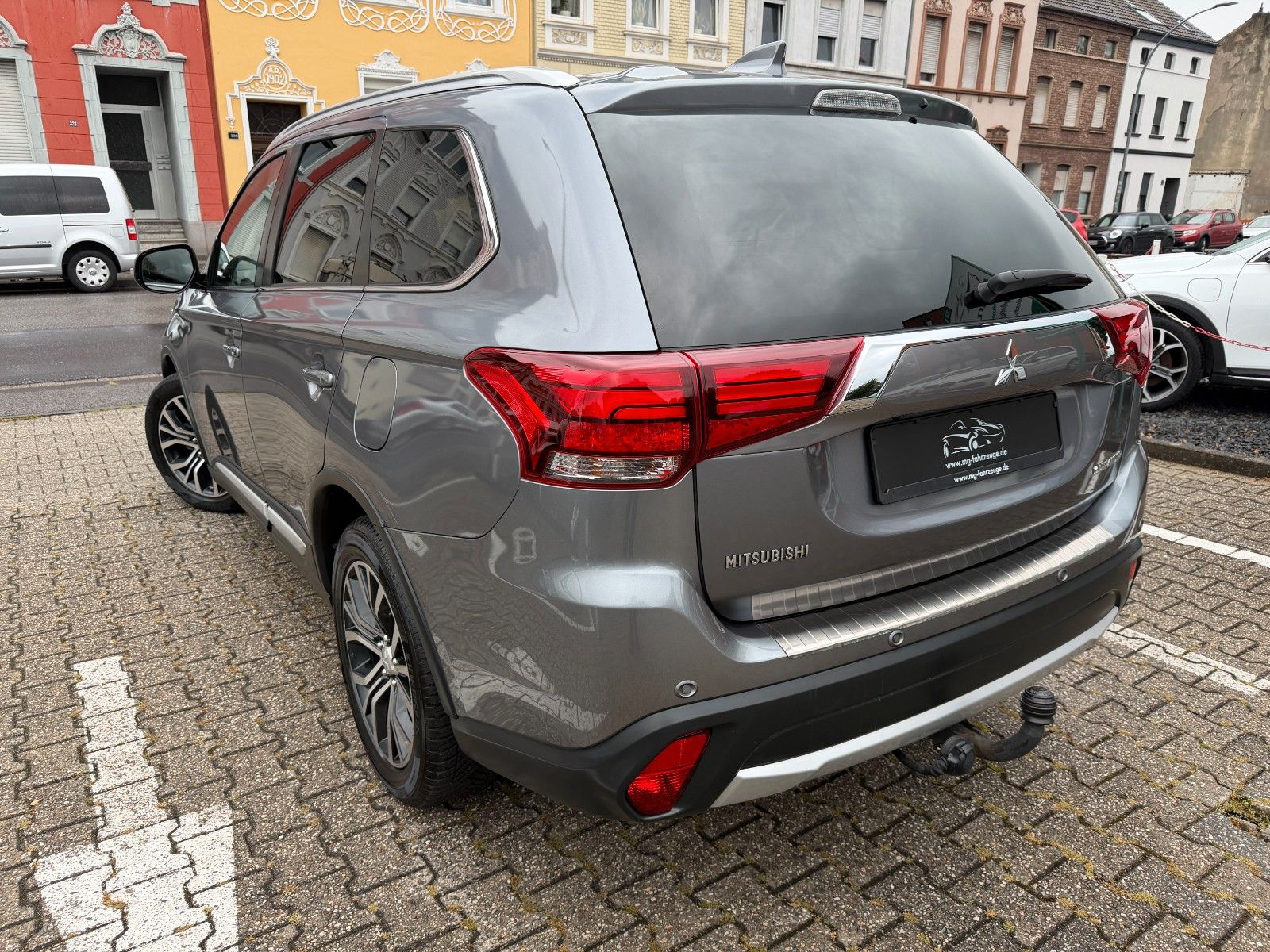 Fahrzeugabbildung Mitsubishi Outlander Top 4WD 7-SITZER AHK LEDER NAVI KAMERA