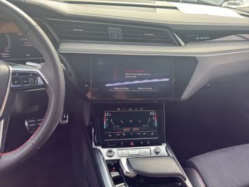 Audi Q8 e-tron - 11
