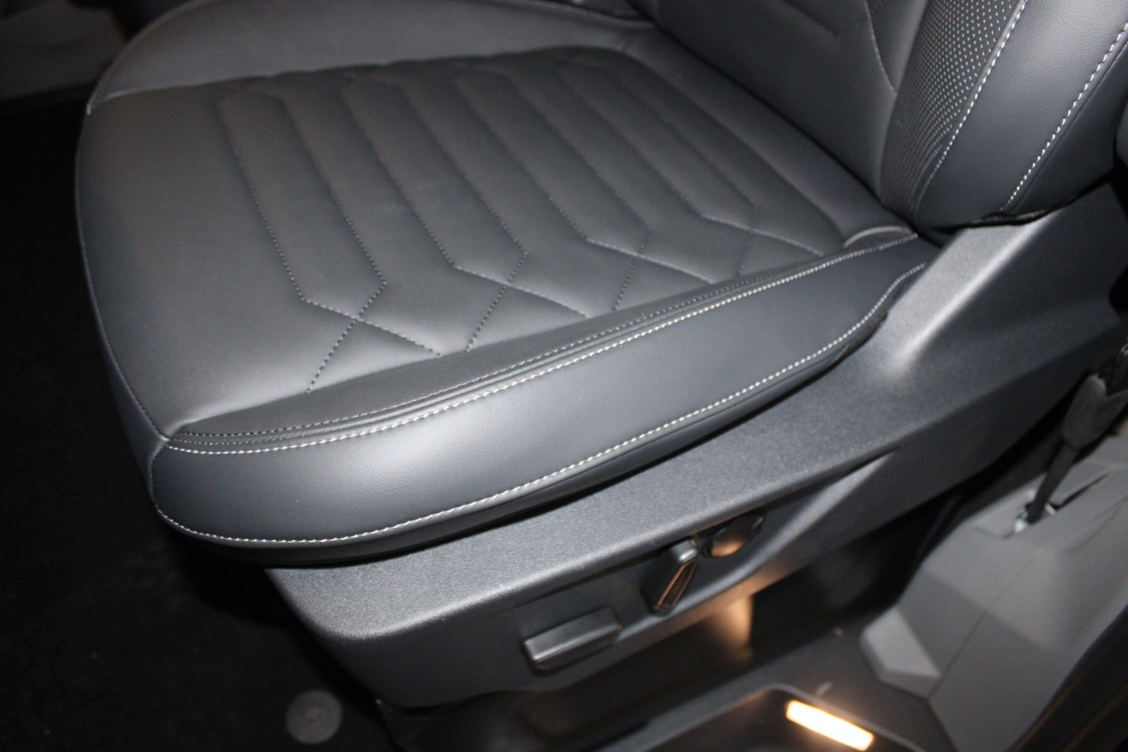 Fahrzeugabbildung Ford Tourneo Custom L1 8-Sitz Titanium Aut. LED STDHZ