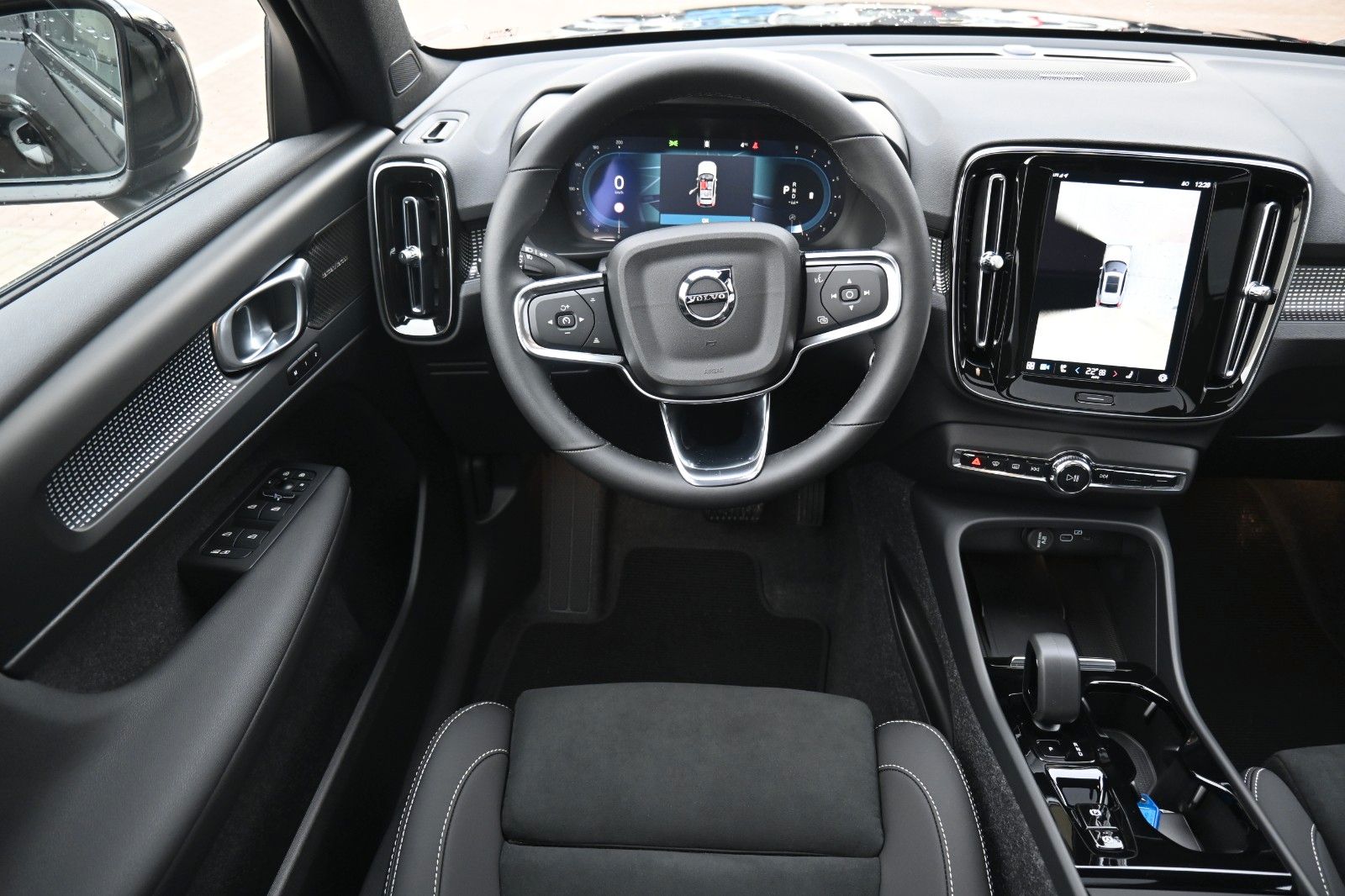 Fahrzeugabbildung Volvo XC40 B3 DKG Plus Black Edition*PANO*360°*ACC*AHK