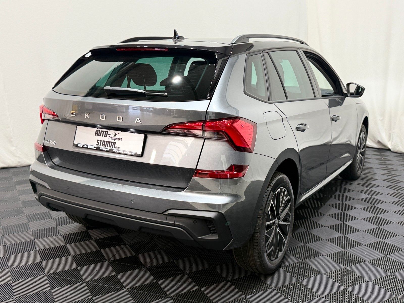 Fahrzeugabbildung SKODA Kamiq 1.0 TSI DSG Selection Black 17Z Kamera SHZ
