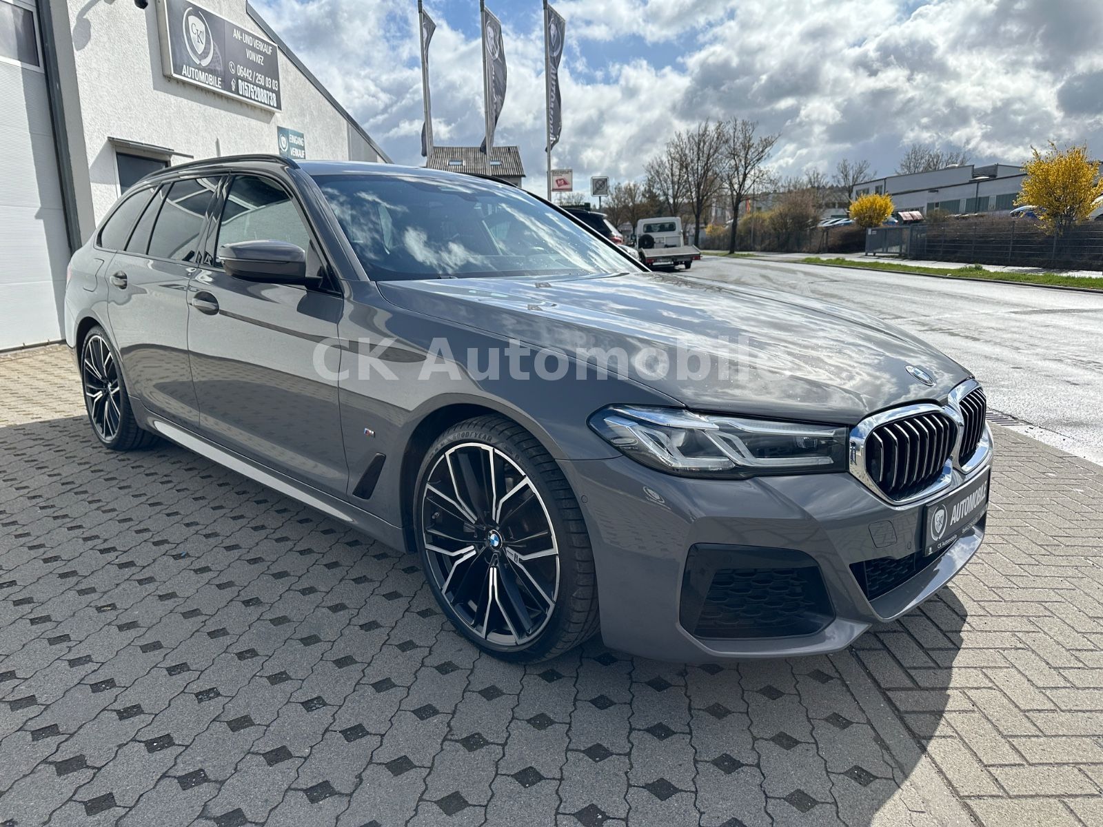 Fahrzeugabbildung BMW 520d xDrive M-Sport/Navi/Head-Up/LED/ACC/Kam.