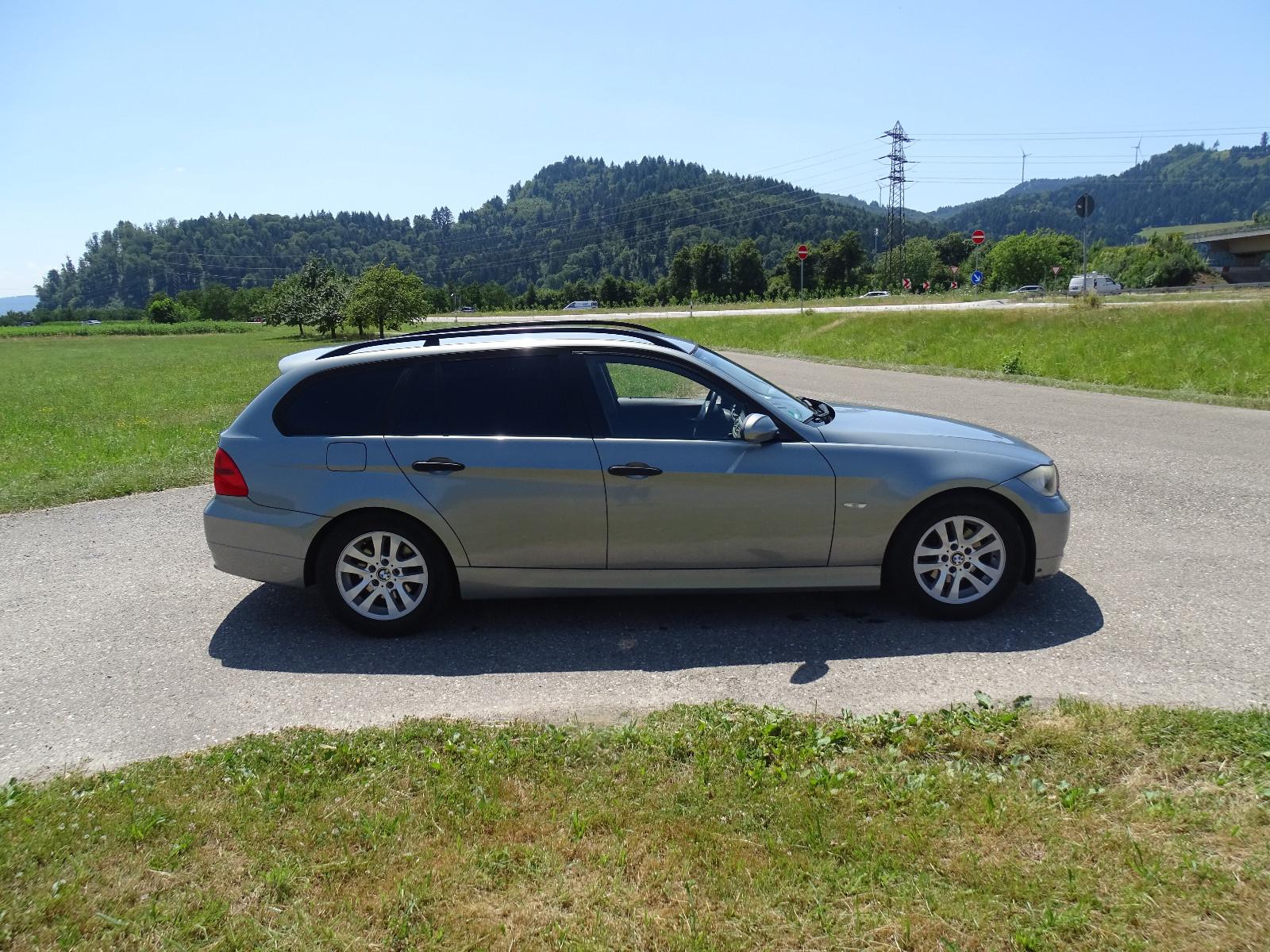BMW 320 2006 — rear view