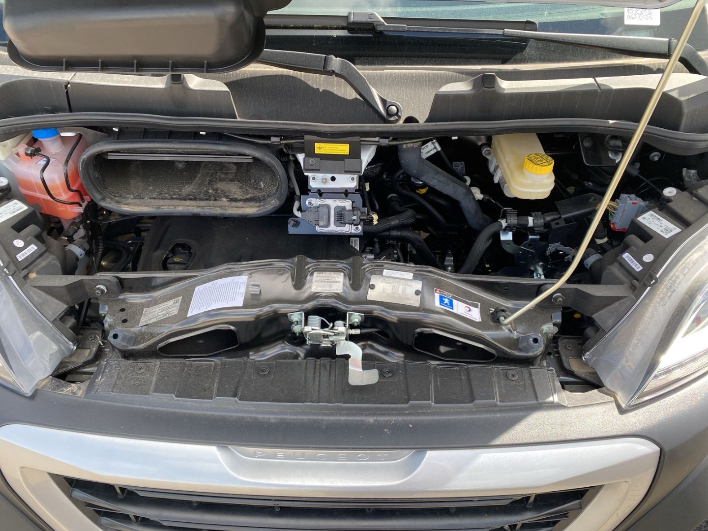 Fahrzeugabbildung Peugeot Boxer Kasten Hochraum 435 L4H2TwinCab BlueHDi 16