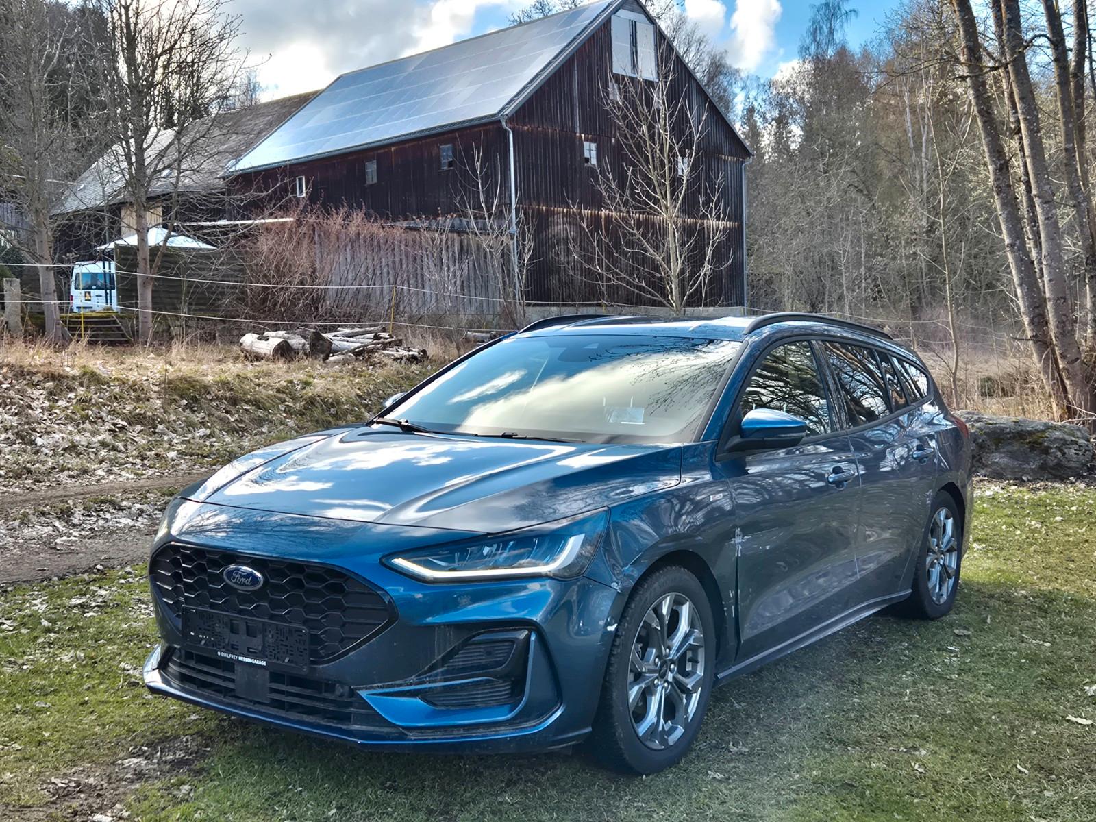 Ford Focus Turnier ST-Line X mit Leitplankenschaden