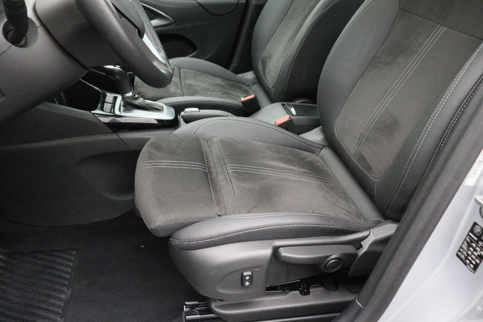 Fahrzeugabbildung Opel Crossland (X) 1.2 Ultimate Automatik
