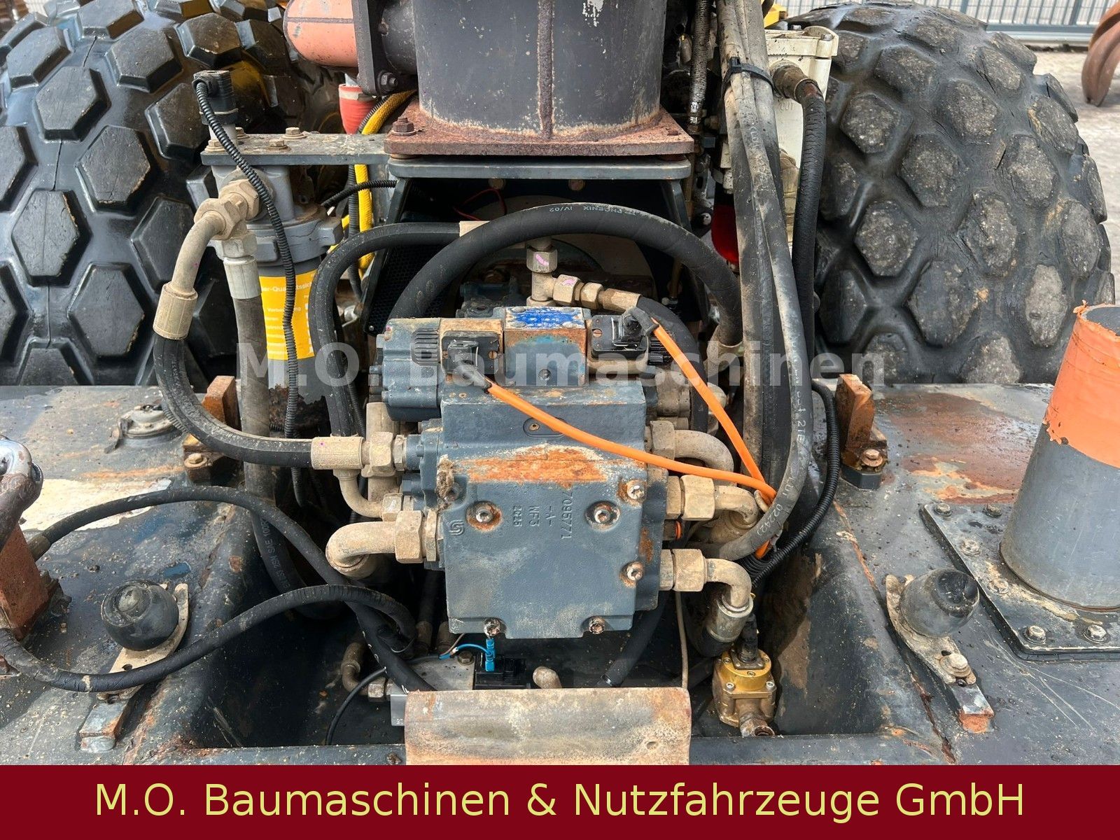 Fahrzeugabbildung BOMAG BW 214 DH-3 / 14 T / Walzenzug /