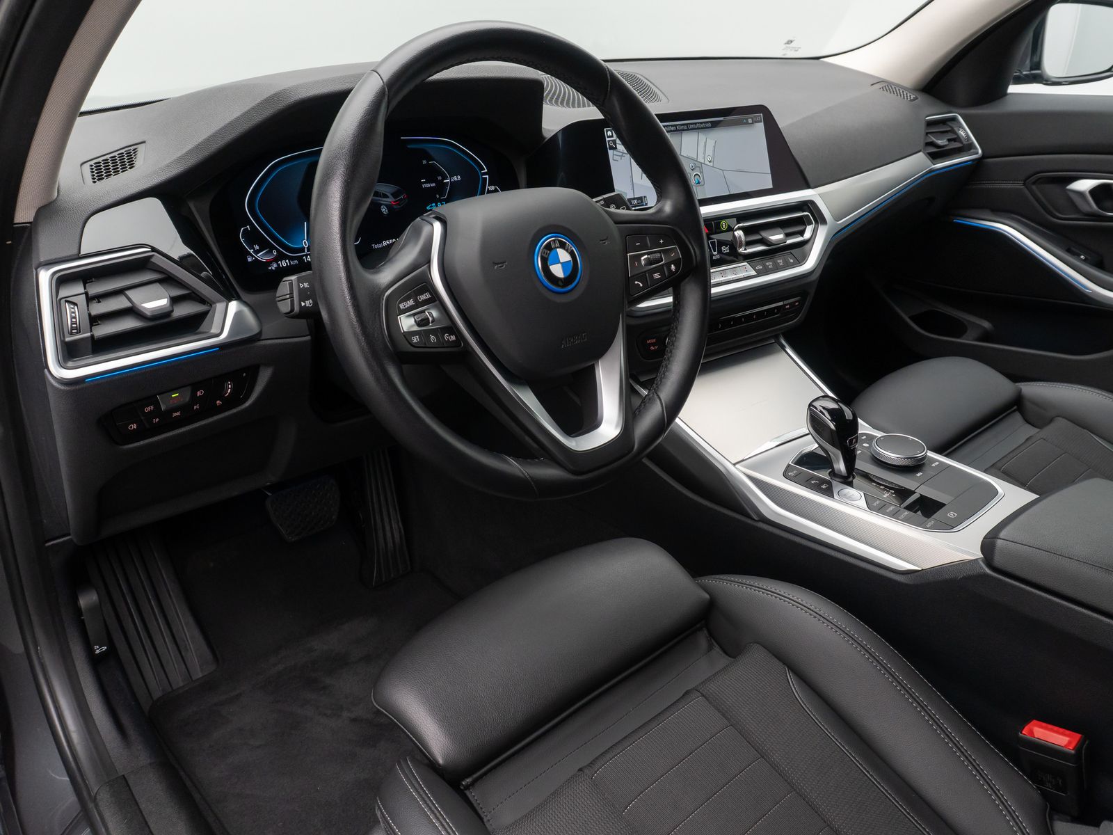 Fahrzeugabbildung BMW 330e xD Sport Line DAB Kamera AHK Alarm 18Zoll