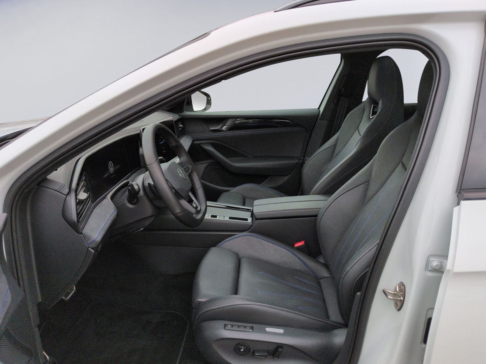 Passat R-Line 2.0 TDI 4MO DSG STHZ+PANO+AHK+